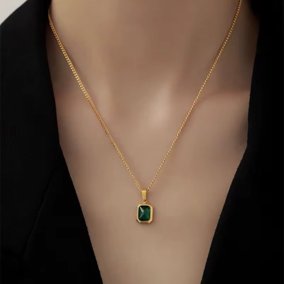 18K Gold Plated Emerald Green Pendant Necklace - Picture 4 of 6
